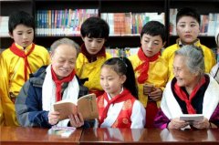 包里拆有铅笔、橡、功课本和字典等
